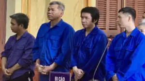 12 cựu cảnh sát 'giải cứu người nghiện' lĩnh án