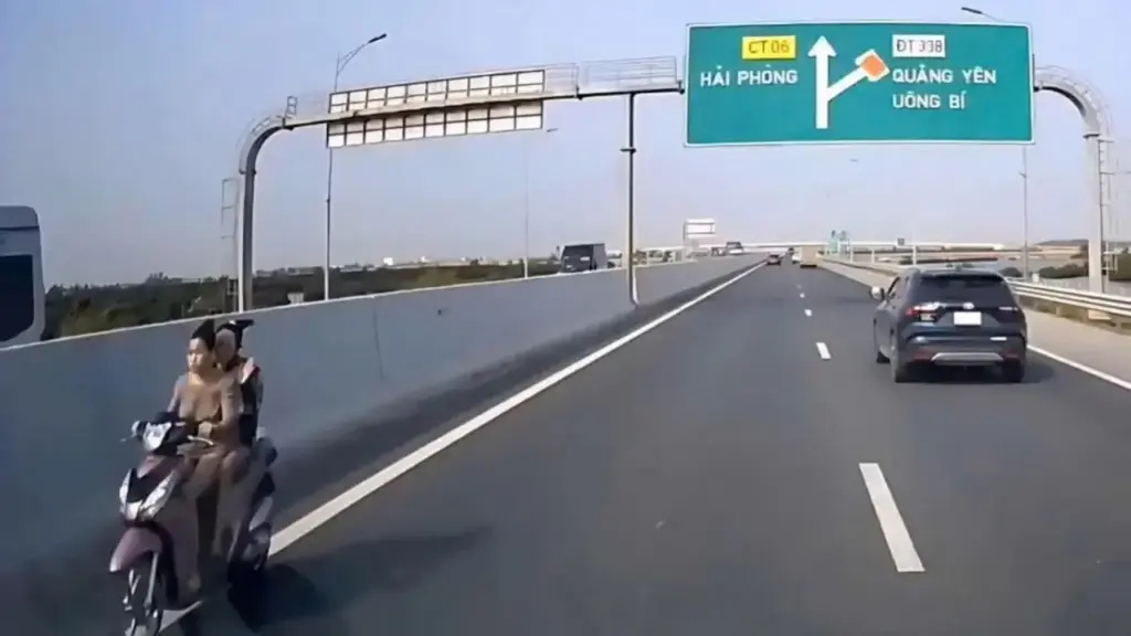 3 người bị xử phạt trong vụ thiếu nữ phóng xe máy trên cao tốc