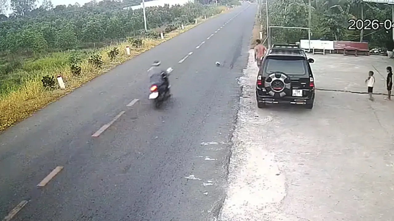 Ai chịu trách nhiệm trong vụ bé trai đá bóng khiến người đi xe máy tử vong?