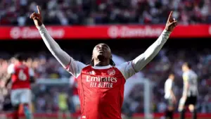 Arsenal trở lại đỉnh bảng Ngoại hạng Anh