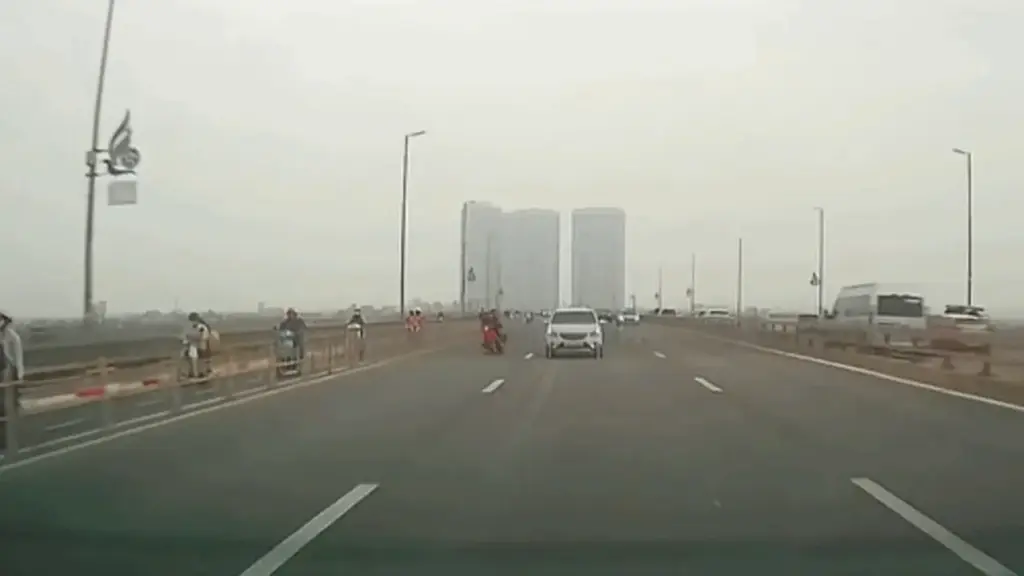 Ba thanh niên đánh võng xe máy ngã sấp mặt