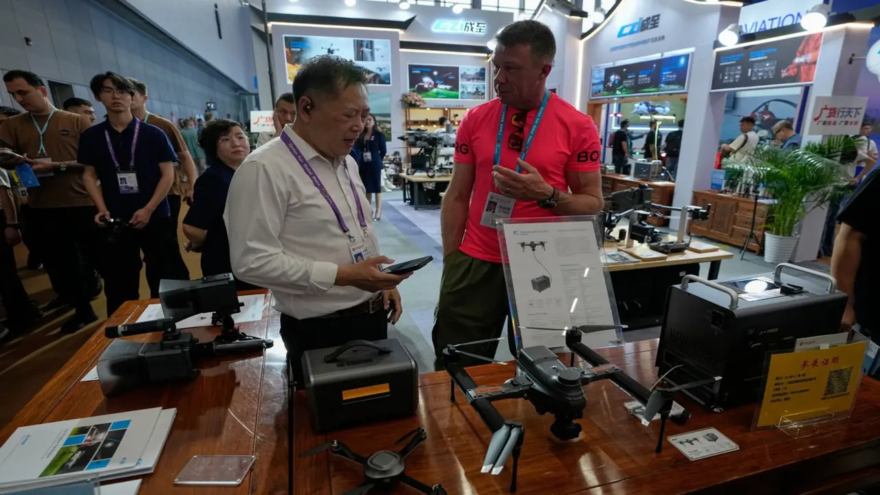 Bắc Kinh cấm mua bán, vận chuyển drone từ 1-5, vì sao?
