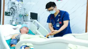 Bác sĩ cảnh báo nguy cơ đột quỵ từ thói quen 'tắm ngay sau khi đi nắng về'