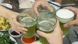 Bác sĩ hướng dẫn cách uống rượu bia ngày lễ ít gây hại