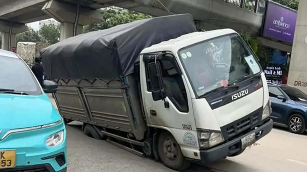 Bánh xe tải sụt hố "hố tử thần" trên đường Nguyễn Trãi, Hà Nội