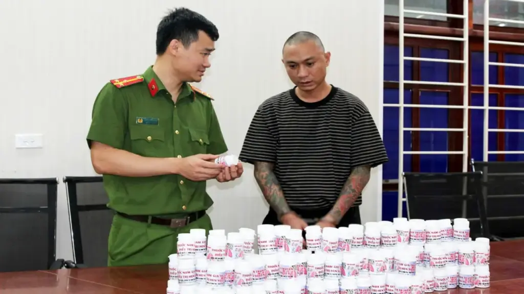 Bắt người sản xuất thuốc giả, xịt sơn quảng cáo 'khỏi hen 100%'