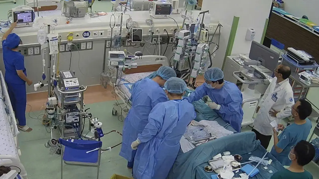 Bé gái bị viêm cơ tim cấp nguy kịch được cứu sống, kịp chào đón ngày lễ trọng đại của đất nước