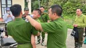 Bé trai 3 tuổi đi lạc trong đêm được tìm thấy