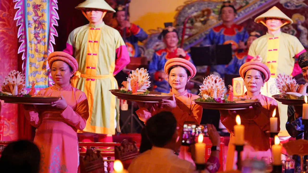 Bên trong đêm 'Dạ yến Hoàng cung' giá 1,7 triệu đồng mỗi khách