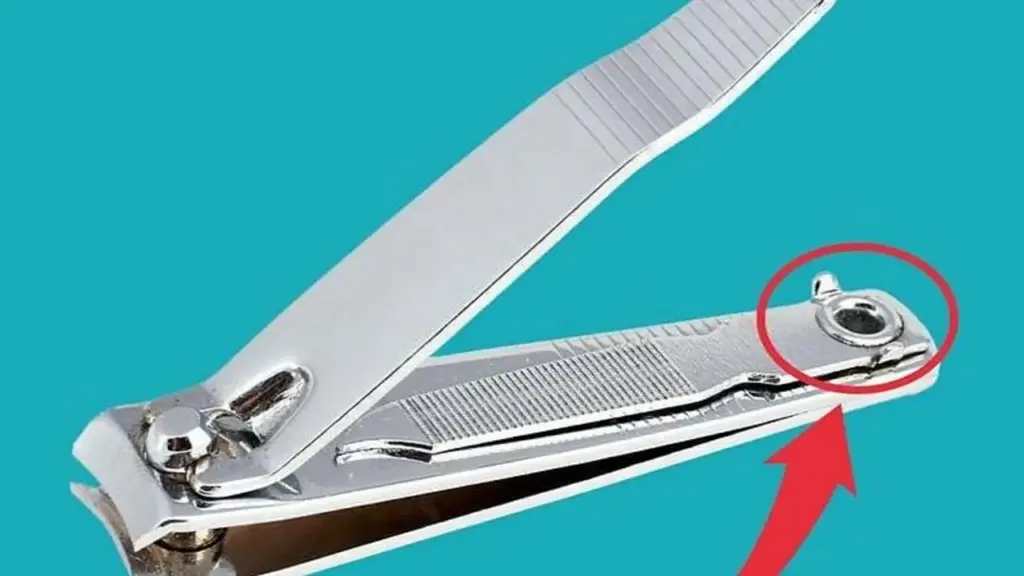 Bí ẩn chiếc lỗ nhỏ trên đồ bấm móng tay