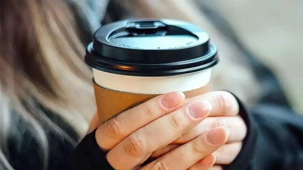 Bí mật của lỗ nhỏ trên nắp cốc cà phê mang đi