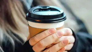 Bí mật của lỗ nhỏ trên nắp cốc cà phê mang đi