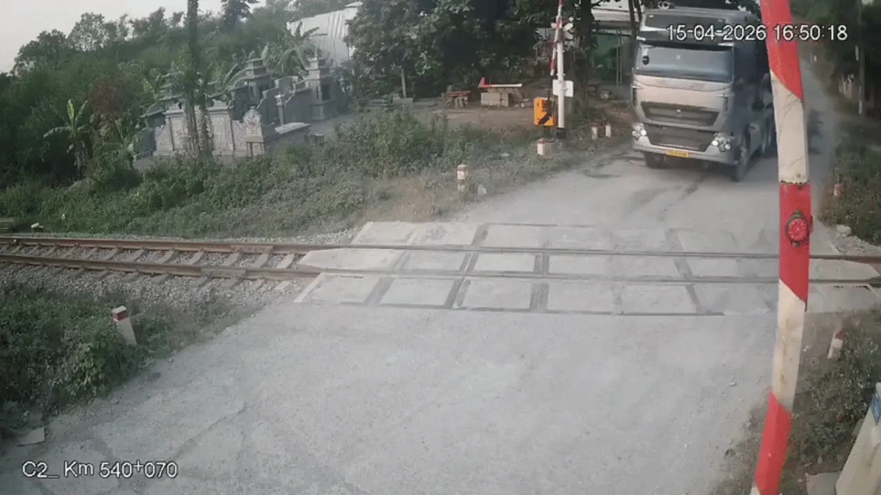 Bị phạt vì cố tình vượt đường sắt khi tàu sắp đến