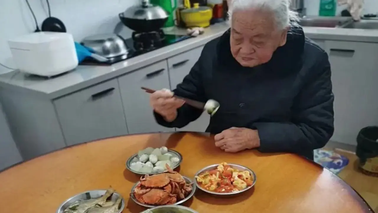 Bí quyết sống thọ của cụ bà 104 tuổi vẫn dùng răng tách vỏ hải sản