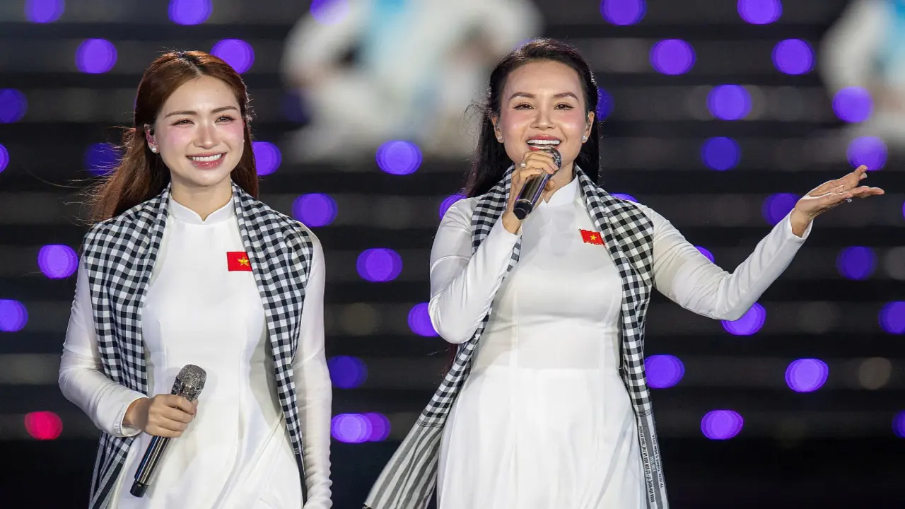 Cẩm Ly, Hòa Minzy hát 'Người Việt mình thương nhau' ở concert
