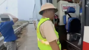 Cảnh sát tăng cường xử phạt xe ‘nhồi nhét’ khách trên cao tốc