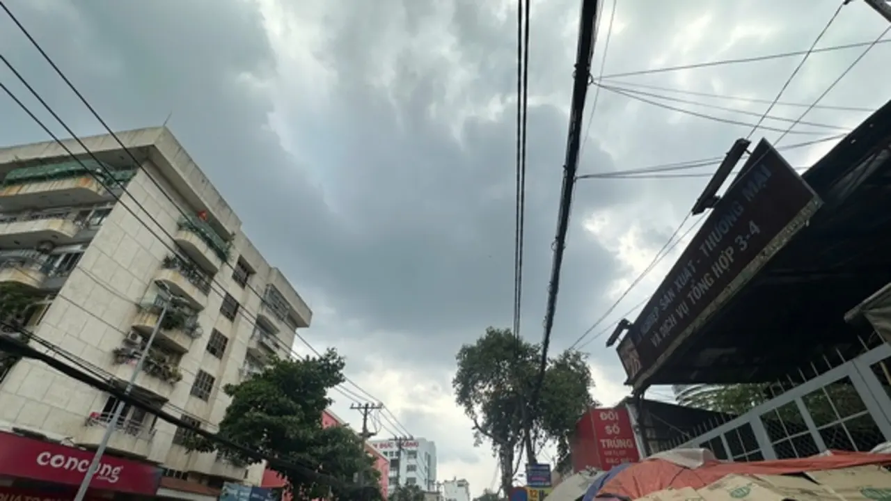 Chật vật chống chọi nắng nóng, người dân TP.HCM chờ cơn 'mưa vàng' giải nhiệt