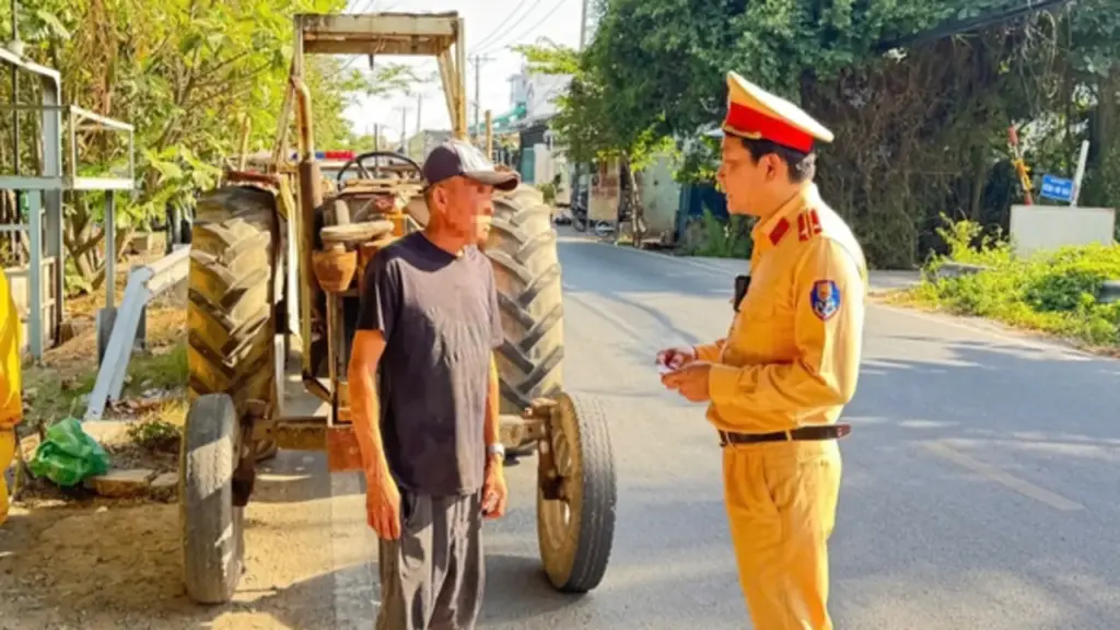 Chạy xe máy cày ra đường, tài xế lẫn chủ xe bị CSGT phạt gần 90 triệu