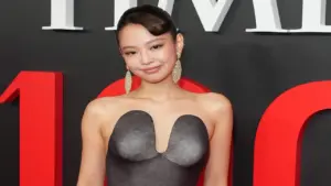 Chiếc váy bị nhận xét là “thảm họa” của Jennie: Táo bạo hay thiếu tinh tế?