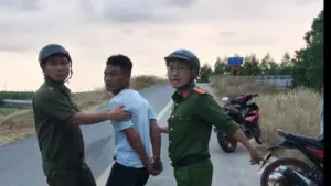 Chồng say rượu giết vợ rồi ôm con nhỏ bỏ trốn