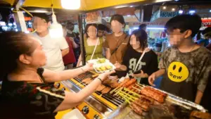 Chủ quán bán đồ ăn không cắt ngắn móng tay, không đeo găng tay có thể bị phạt tới 4 triệu đồng