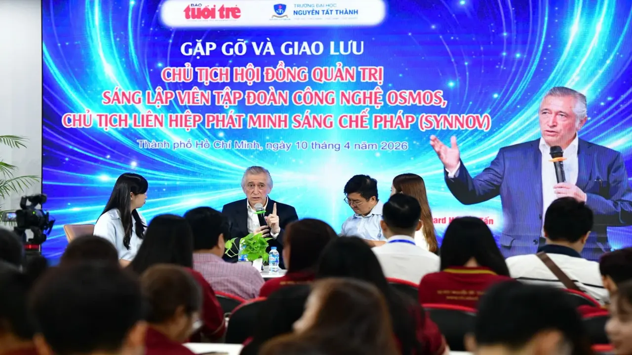 Chủ tịch Liên hiệp phát minh sáng chế Pháp giao lưu với sinh viên học tại Báo Tuổi Trẻ