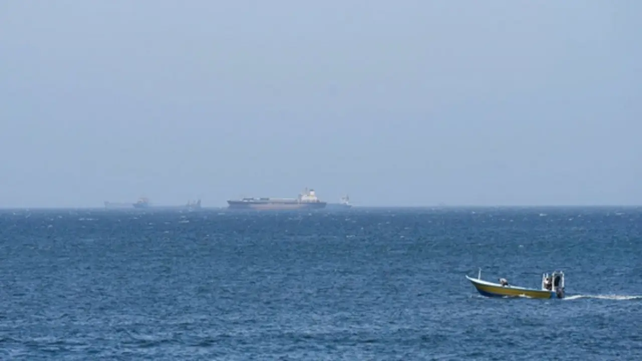 Chưa có lối thoát cho eo biển Hormuz