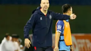 CLB CAHN bất ngờ chia tay trợ lý ‘ồn ào’ nhất V-League Luis Vegas