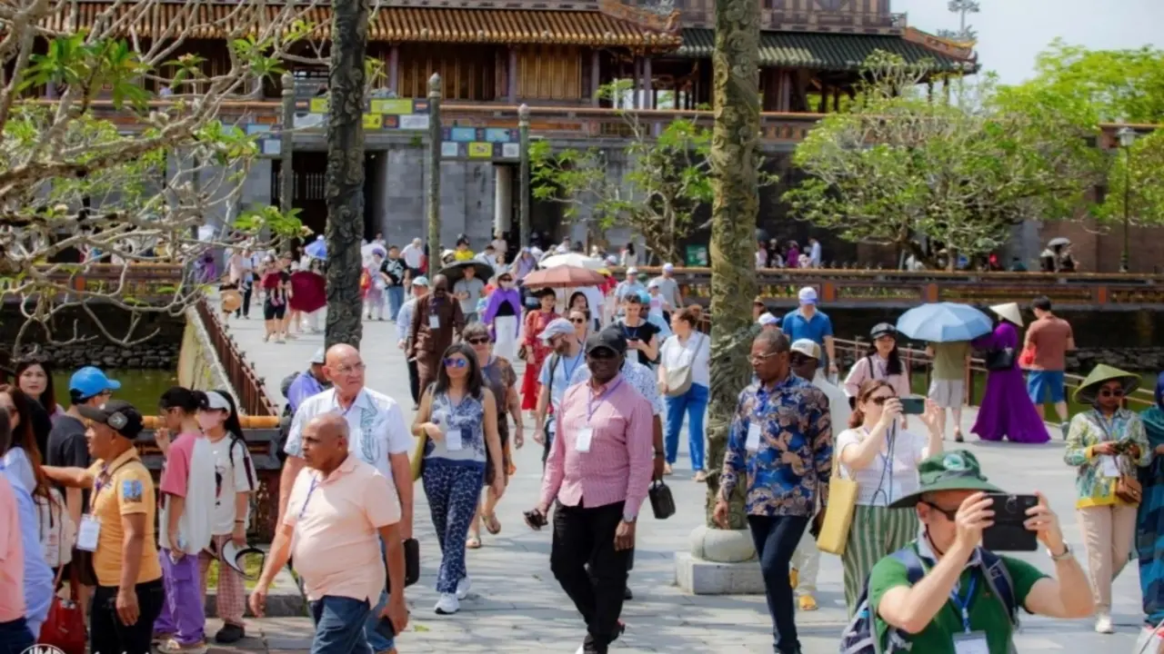 Cò mồi nói khách 'đừng mua vé tham quan Ngọ Môn Huế'