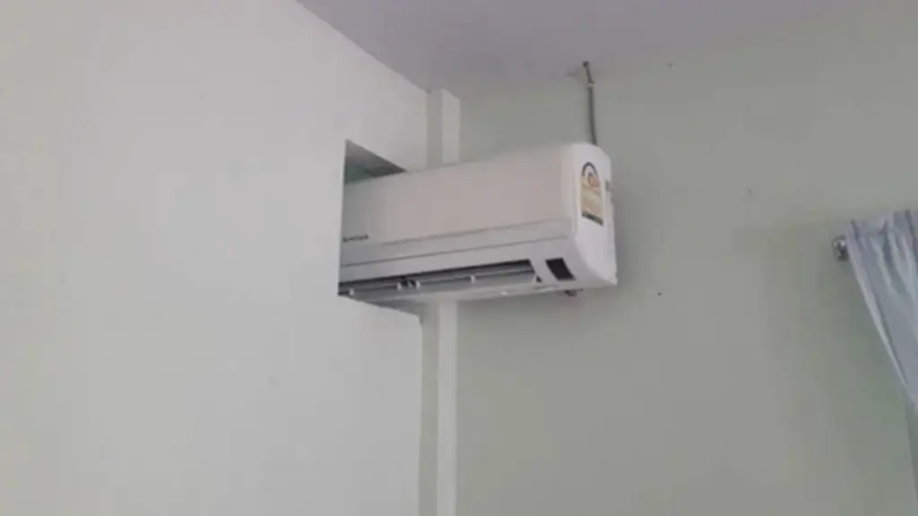 Có nên đục tường lắp một máy lạnh cho hai phòng để tiết kiệm điện?
