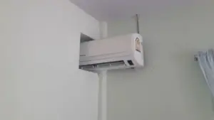 Có nên đục tường lắp một máy lạnh cho hai phòng để tiết kiệm điện?
