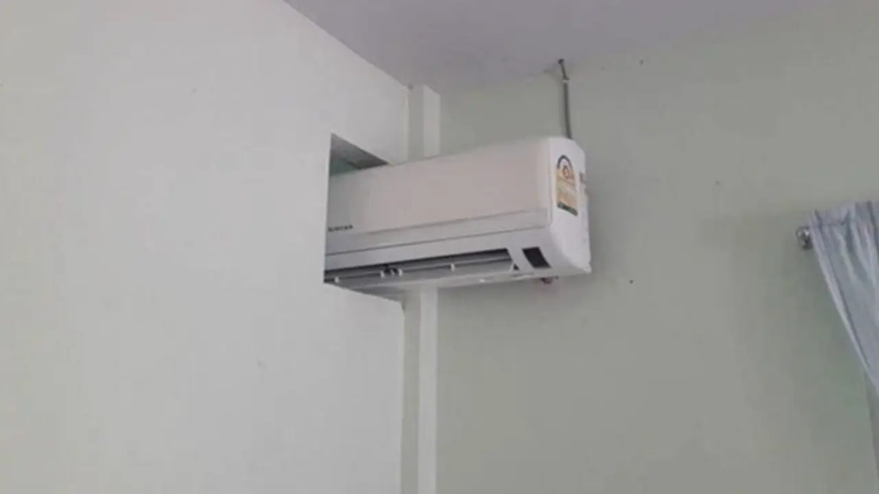 Có nên đục tường lắp một máy lạnh cho hai phòng để tiết kiệm điện?