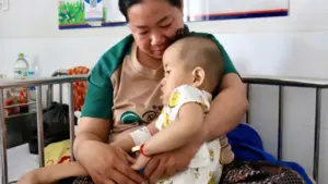 Con muốn sống: Bé 3 tuổi mắc bệnh hiếm, chị đi làm xa phụ cha mẹ cứu em