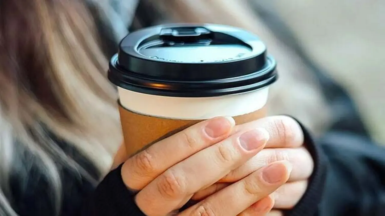 Công dụng ít người biết của lỗ nhỏ trên nắp cốc cà phê