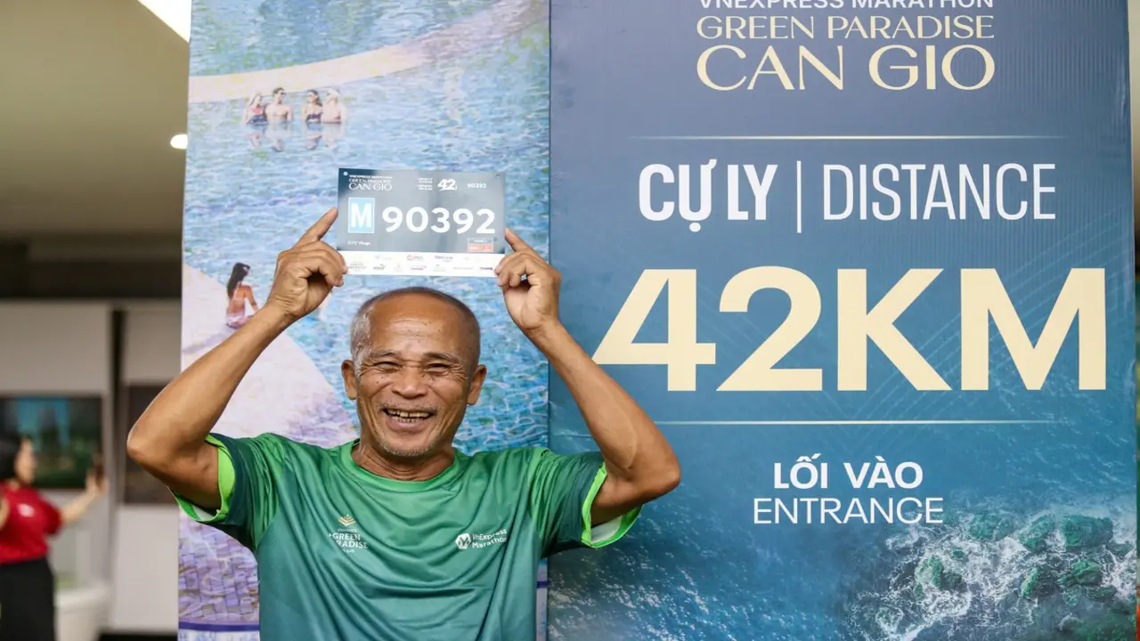 Cụ ông 75 tuổi quyết chinh phục VnExpress Marathon Green Paradise Cần Giờ