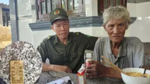 Cụ ông đi lạc trong rừng keo kiệt sức: Trên người có thỏi kim loại nghi vàng SJC