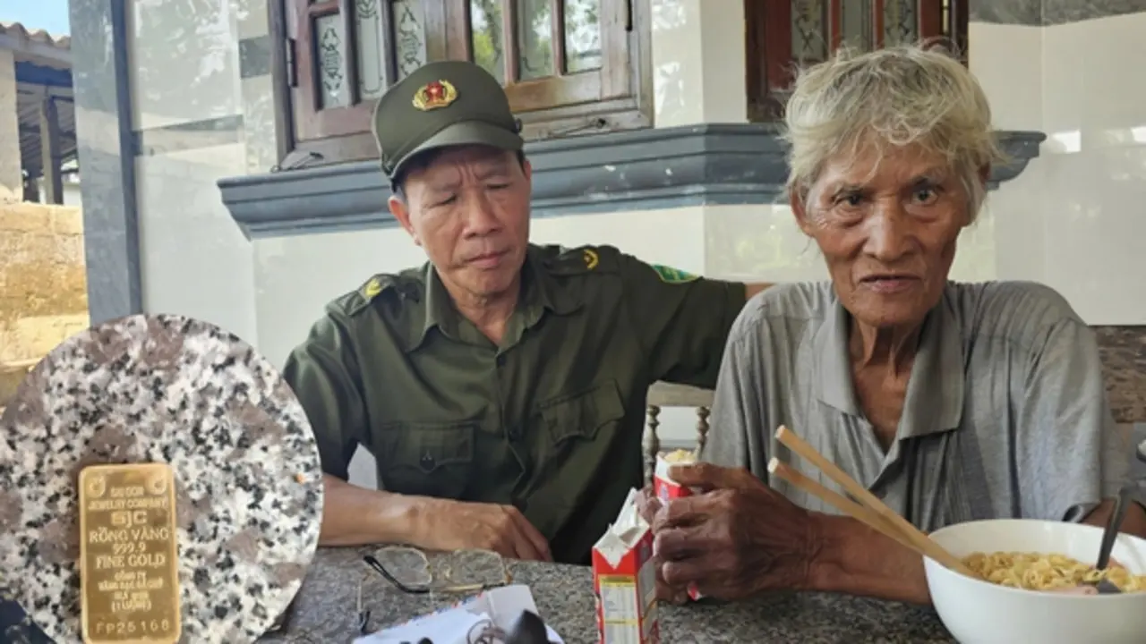 Cụ ông đi lạc trong rừng keo kiệt sức: Trên người có thỏi kim loại nghi vàng SJC