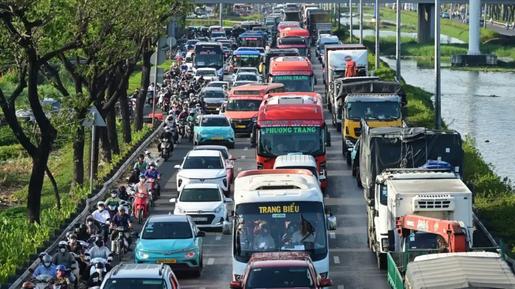 Cửa ngõ TP HCM ùn ứ, Hà Nội thông thoáng trước nghỉ lễ