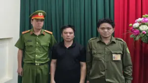 Cướp xong thấy hối hận nên nhờ tài xế xe ôm trả lại điện thoại cho cô gái