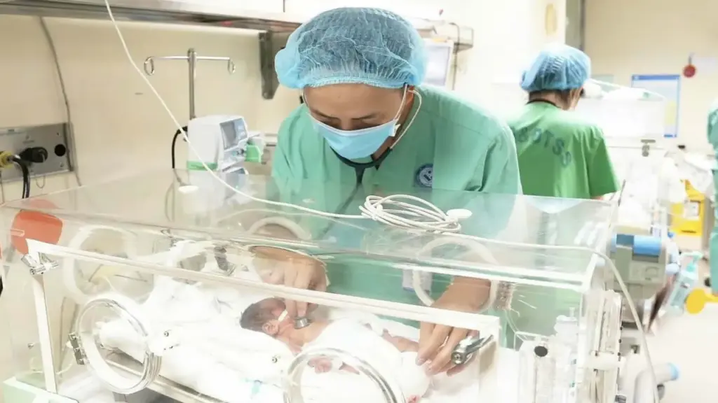 Cứu em bé sinh non nặng 500 gram