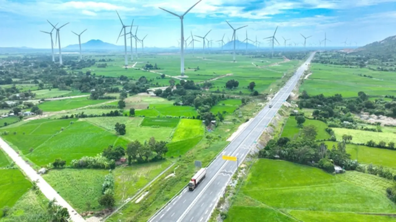 Đất nước qua những cung đường