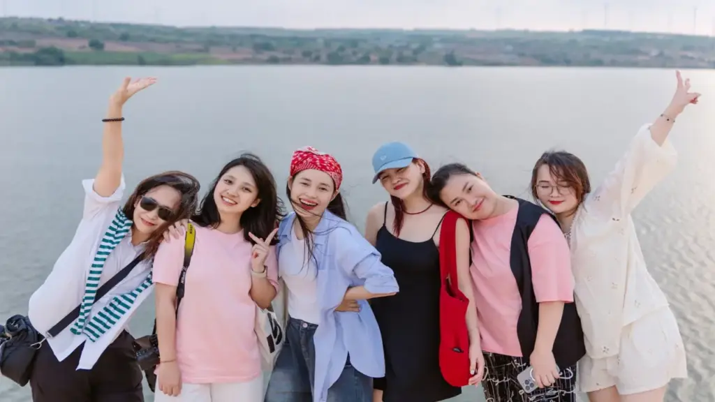 Đến Mũi Né đi xe địa hình trên cát, lướt ván buồm, ván diều lượn