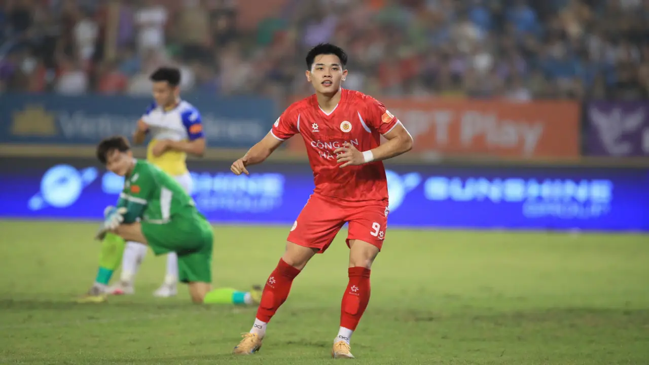 Đình Bắc lần đầu ghi hat-trick ở V-League