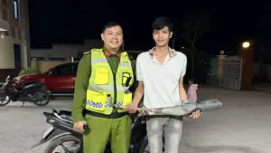 Đổi pô xe 'độ chế' lấy gạo từ công an