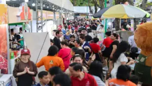 Đông nghịt người 'đổ bộ' Lễ hội Bánh mì TP HCM