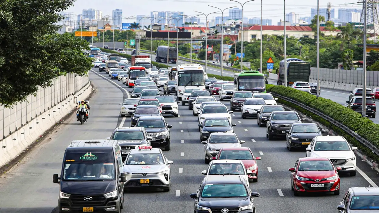 Dòng người ùn ùn đổ về các điểm du lịch quanh Hà Nội, cao tốc phía nam tắc dài từ sáng sớm