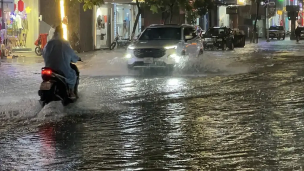 Dự báo thời tiết hôm nay 29.4: Không khí lạnh vào miền Trung, 18 tỉnh mưa giông