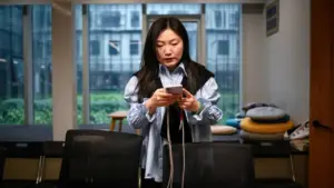 Dùng AI lập công ty một người để tránh 'lời nguyền tuổi 35'