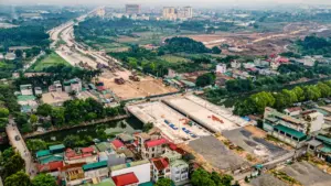 Đường 10 làn Tây Thăng Long ngổn ngang, trễ hẹn giao mặt bằng