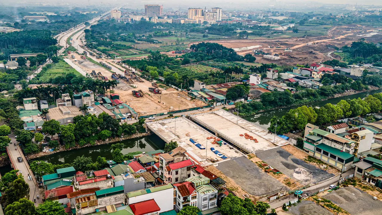 Đường 10 làn Tây Thăng Long ngổn ngang, trễ hẹn giao mặt bằng
